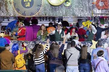  Telde disfruta con el pasacalle de los protagonistas del Carnaval de 'Studio 54'/Lpacarnaval.